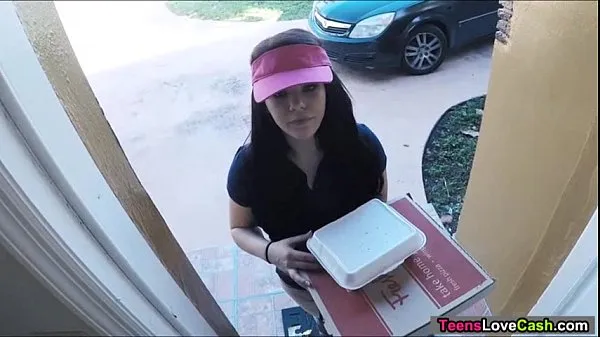 XXX Kimber Woods delivers pizza and bangs customer for more tips enerji Filmi