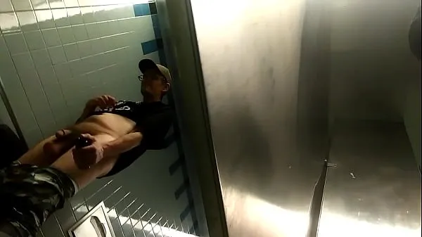 XXX Spying On Homeless Men In The Restroom 能量 電影