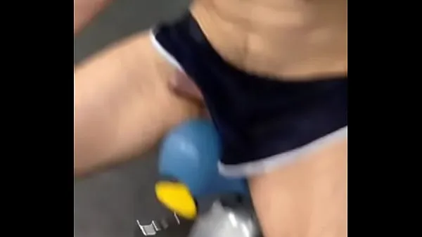 XXX J'ai eu la pisse sous la douche en faisant du sport dans un gymnase public Films énergétiques