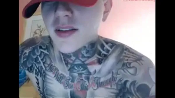 XXX Мускулистый парень татуирует все тело на огромном члене перед камерой энергетических фильмов
