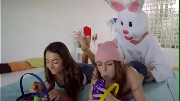 XXX Easter bunny lays eggs inside her energijski filmi