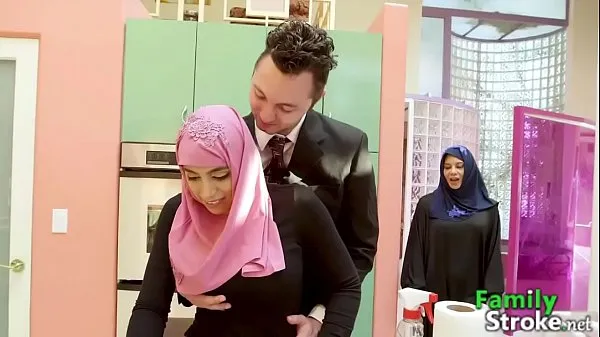 XXX Hijab jeune femme accrochée à la grosse bite de Stepbro Films énergétiques