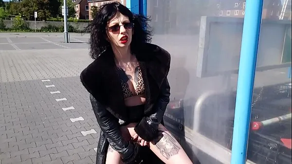 XXX Lucy Ravenblood dá prazer à sua buceta no estacionamento energia Filmes