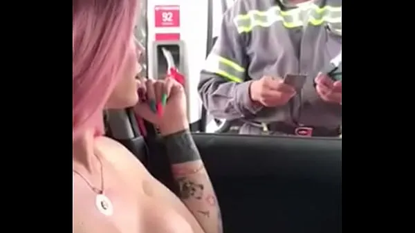 XXX TRANSEX WENT TO FUEL THE CAR AND SHOWED HIS BREASTS TO THE CAIXINHA FRONTMAN energy Movies