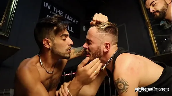 XXX GANGBANG HARDCORE DANS UN BAR DE CROISIÈRE AVEC YAH JIL, DAVID LUCA, PELUDA ET IKER CROWN Films énergétiques