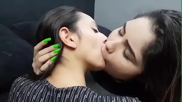 XXX Lesbian kissing energiafilmek