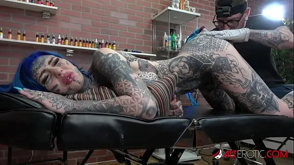 XXX Busty Australian babe has her butthole tattooed after she fucks the tattoo artist 能量 電影