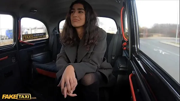 XXX Fake Taxi - Une asiatique se fait déchirer ses collants et se faire baiser la chatte par un chauffeur de taxi italien Films énergétiques