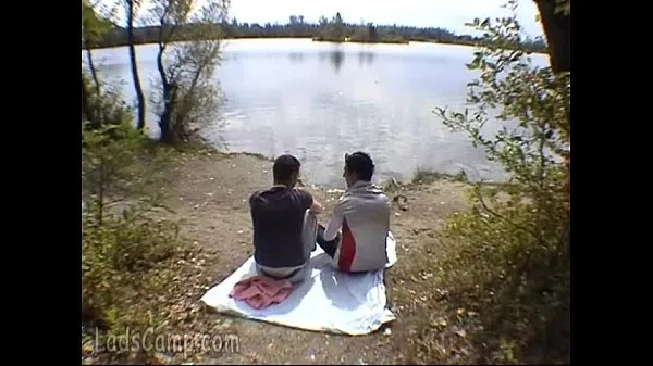 XXX Dos amigos caen el uno al otro en la orilla de un río películas sobre energía