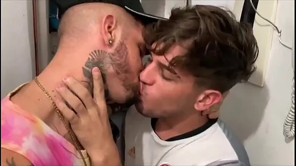 XXX FLAKAEL BEIJANDO GOSTOSO SEU AMIGO TATUADO E MAIS, SEU AMIGO FOI PEGO DE SURPRESA E GANHA MAMADA NA RESANHA Filem tenaga