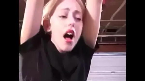 XXX Azotando a una joven rubia esbelta películas sobre energía