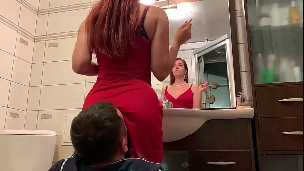 XXX La señora sofi en vestido rojo usa silla esclava - ignora femdom sentado en la cara (vista previa películas sobre energía