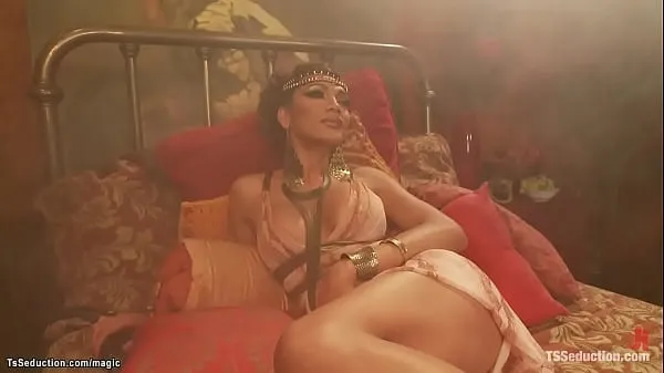 XXX Morena gostosa de seios grandes transsexual asiático Deusa Yasmine Lee recebe chupada de pau pela submissa escrava Blake, em seguida, beija e fode anal na cama energia Filmes