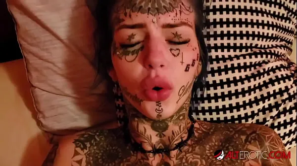 XXX Une bombe tatouée à gros seins veut se faire baiser Films énergétiques