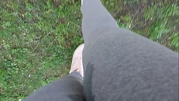 XXX Dans un parc public, votre demi-soeur ne peut pas se retenir et se fait chier complètement, mouillant ses leggings Films énergétiques