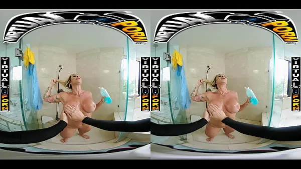 XXX Busty Blonde MILF Robbin Banx Seduces Step Son In Shower 能量 電影