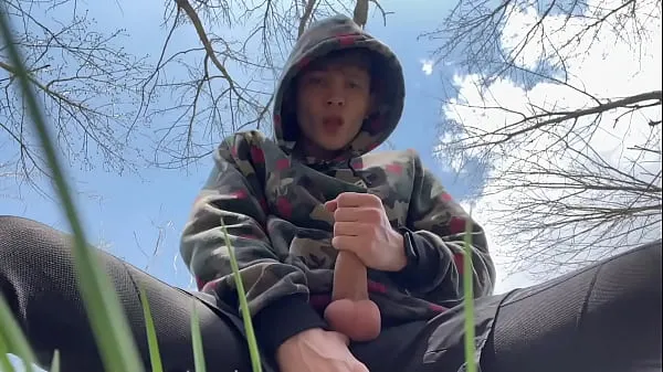 XXX Doux garçon secouant sa grosse bite (23 cm) en plein air / Énorme éjaculation devant la caméra / Boy / Monster Dick Films énergétiques