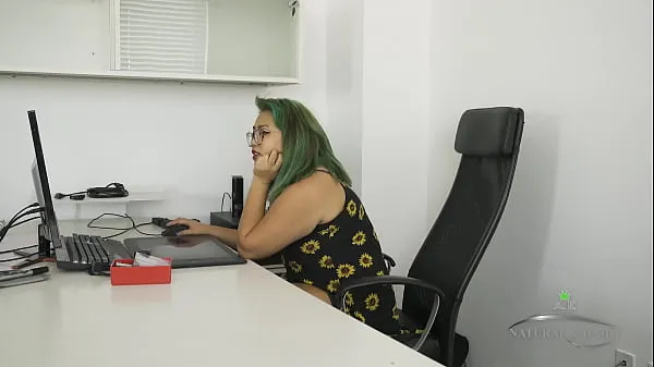 XXX Nerdy Amateur in glasses fucks herself while at work Manila Rey energiaelokuvat