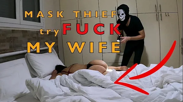 XXX Грабитель в маске пытается трахнуть мою жену в спальне энергетических фильмов