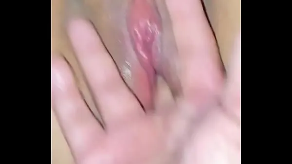 XXX Chica de vagina rosa recién depilada se deja meter los dedos en la bañera enerji Filmi