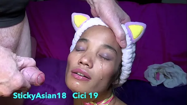 XXX Миниатюрная Cici StickyAsian18 хочет посмотреть телевизор, но вместо этого получает член в рот энергетических фильмов