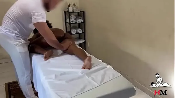 XXX Un masseur filme une femme noire chaude cachée pendant un massage Films énergétiques