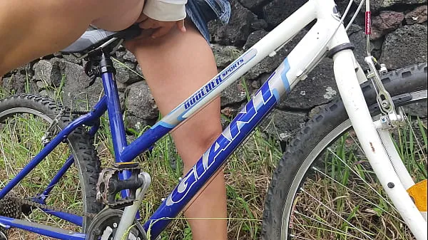 XXX Aluna andando de bicicleta e se masturbando depois das aulas no parque público energia Filmes