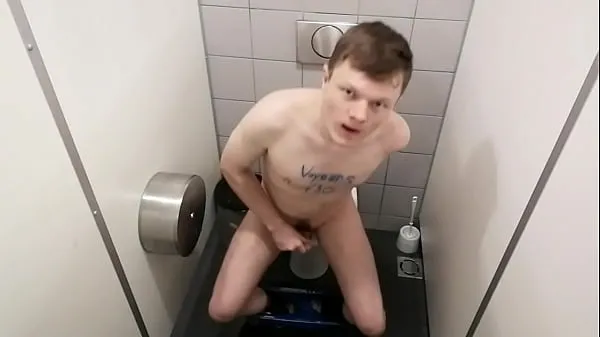 XXX The guy jerks off his small cock in a public toilet and cums filmy energetyczne