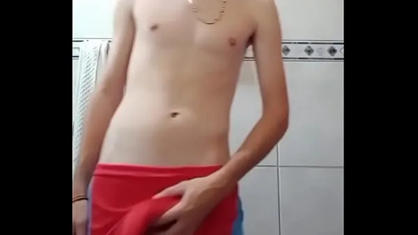 XXX Muchacho de 18 años muy travieso golpeando con la polla anotando en los pantalones cortos películas sobre energía