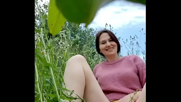 XXX MILF nuda e arrapata in un campo di camomilla si masturba, piscia e allontana una vespa / Angela-MILFfilm sull'energia