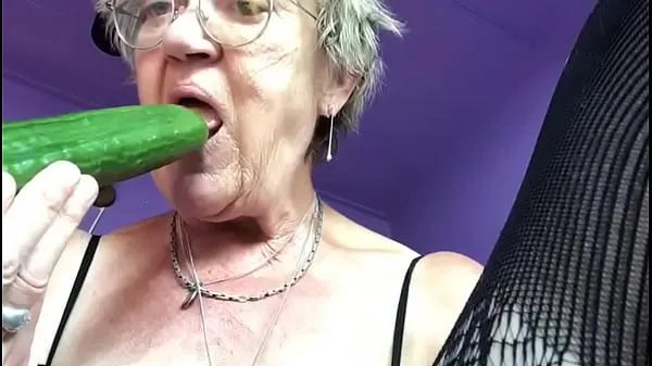 XXX Grandma plays with cucumber energiafilmek