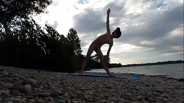 XXX Minet naturiste maigre pratique le yoga nu sur une plage nudiste C'est l'été sur la plage naturiste. Le mannequin porno gay asiatique français Jon Arteen a décidé de faire du yoga nu sur son tapis bleu. Il y a Films énergétiques