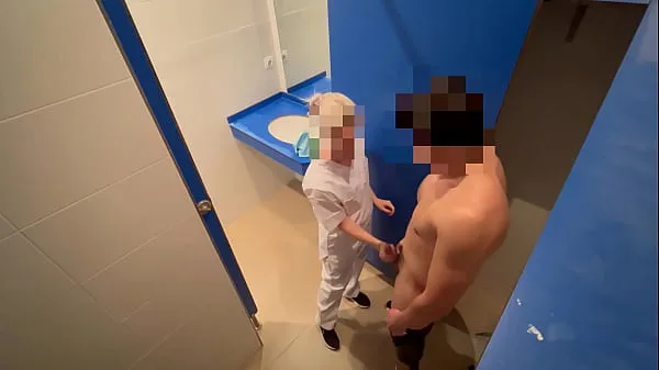 XXX Ich überrasche die Putzfrau im Fitnessstudio, die mich beim Wichsen erwischt, als sie zum Toilettenputzen hereinkommt und mir mit einem Blowjob zum Abspritzen verhilftEnergiefilme