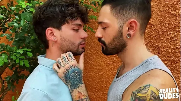 XXX Igor Lucios und Joe Dave ziehen in eine abgelegene Gegend und wechseln sich ab, indem sie sich gegenseitig die Schwänze streicheln und lutschen – REALITY-DUDESEnergiefilme