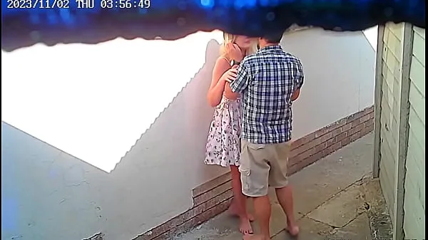 XXX Une caméra de vidéosurveillance a filmé un couple en train de baiser devant un restaurant public Films énergétiques