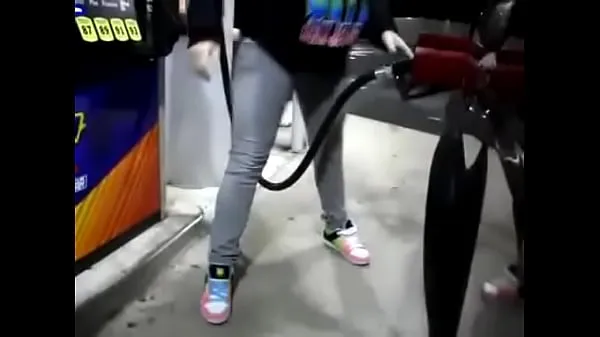 XXX Chica desesperada mojando pantalones vaqueros mientras bombea gasolina películas sobre energía