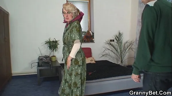 XXX Lonely old grandma pleases an young guy 能量 電影